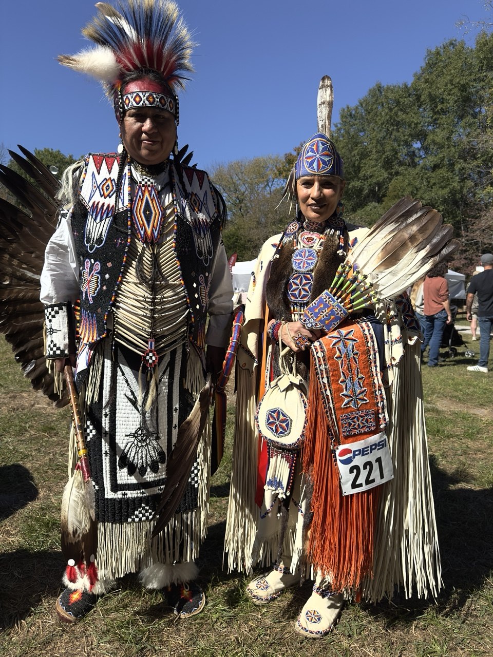 Участники Tennessee Indian Education Pow Wow в традиционной одежде