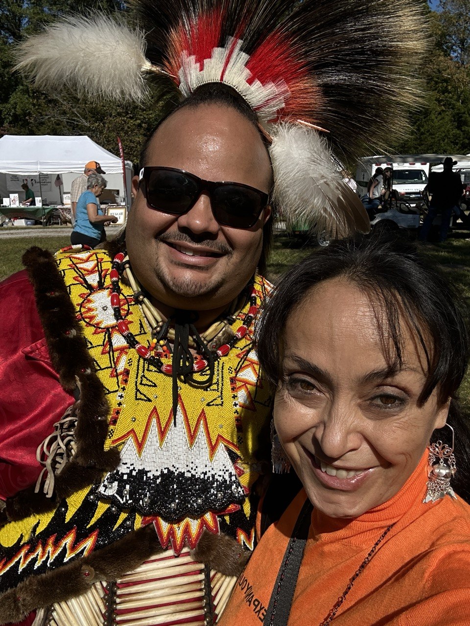 Mohsira с участником powwow в традиционной одежде